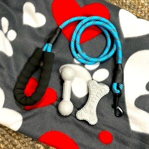 New 🆕🐾💞 Small/medium sized Dogs/Puppies🐶pack, Fleece Blanket, Leash & Chew Toys